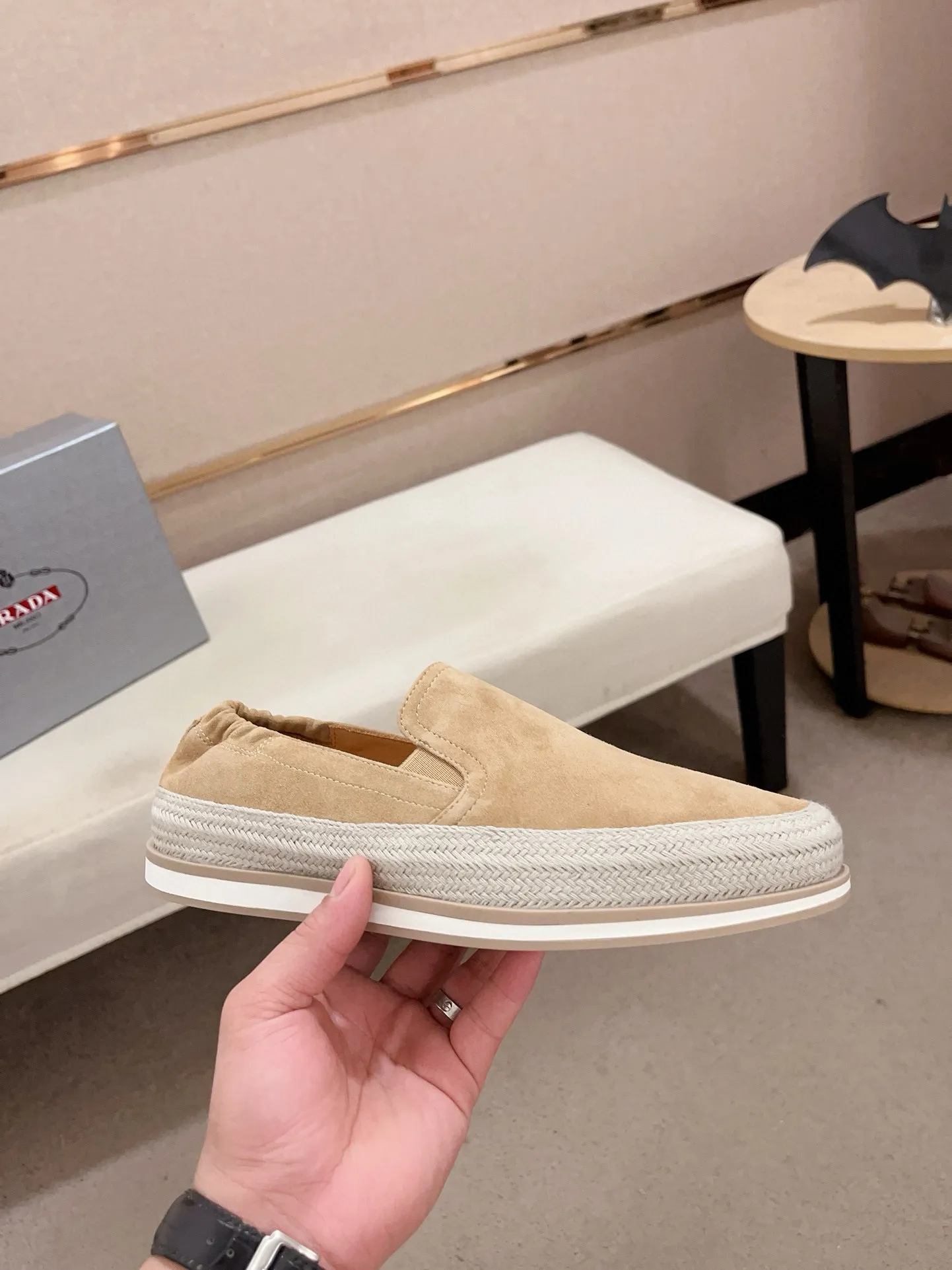 Men's shoes 💰 540💰 ✔️✔️✔️Higher version High-quality new PRADA (Prada) counters are launched at the same time. The new men's shoes and 😘 fabrics are made of high-tech glue-making technology. Lining: Full cowhide lining. 👍🏿 High-end ☄️ air-cushion molded anti-slip rubber outsole, exquisite lines, simple and elegant, comfortable and high-end for leisure travel. Code number: 38 to 45
